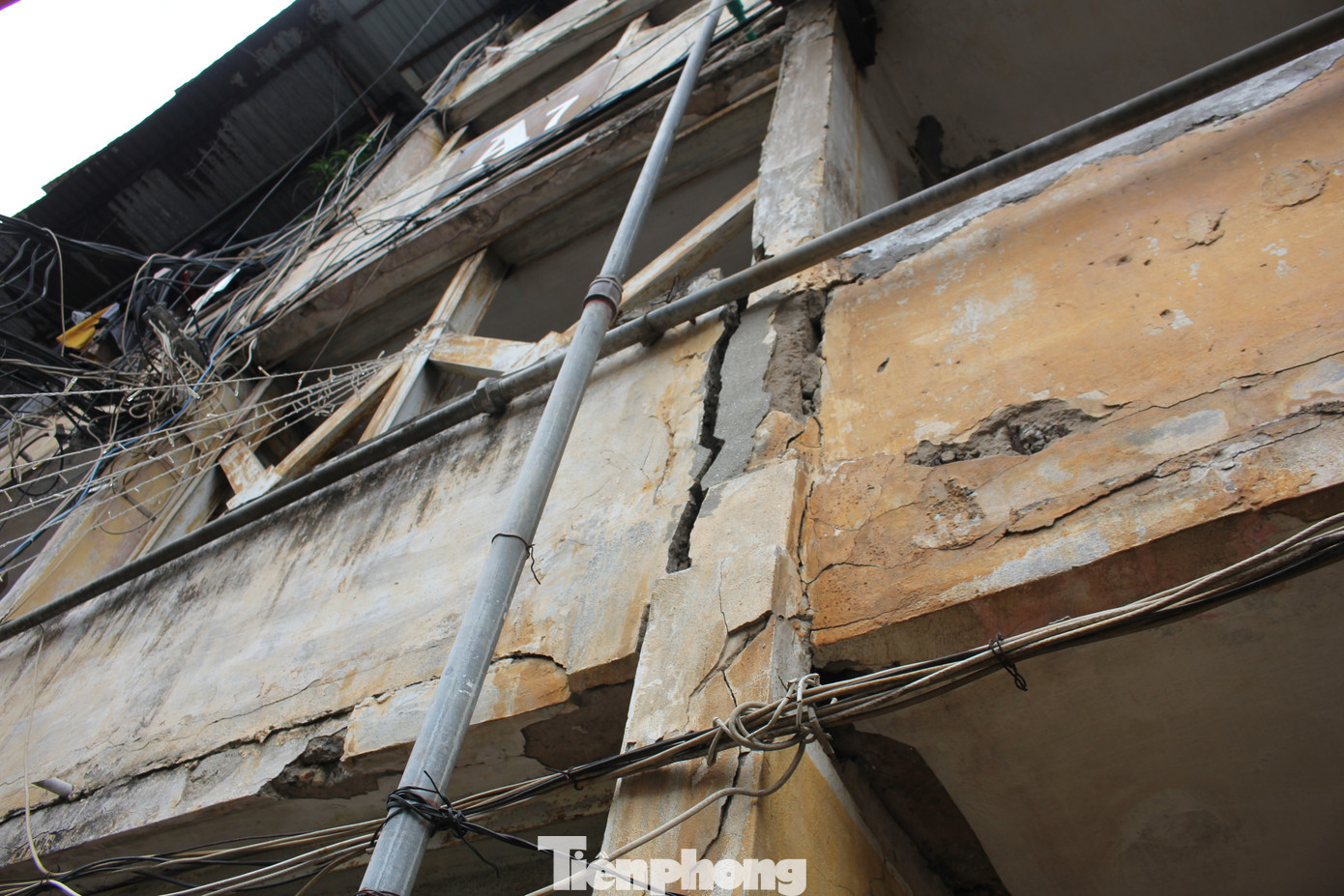 Tuy nhiên, mặc dù công tác cải tạo, xây dựng lại chung cư cũ trên địa bàn TP được nghiên cứu, đặt ra nhiệm vụ từ hơn 30 năm qua, nhưng đến nay mới thực hiện được khoảng 1,2%.