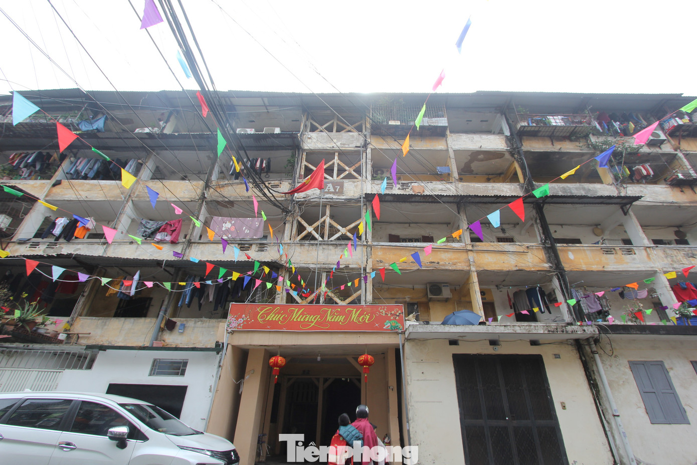 Theo tìm hiểu, chung cư A7 Tân Mai được xây dựng từ năm 1984, theo công nghệ lắp ghép với quy mô 5 tầng gồm 50 căn hộ nhưng chỉ có duy nhất một cầu thang.