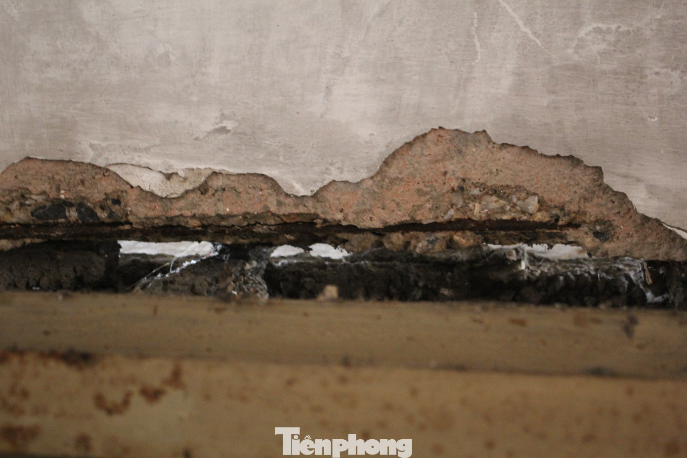 Do đó, mỗi khi mùa mưa bão đến, cư dân sinh sống tại các tòa chung cư và tập thể xuống cấp đều luôn trong trạng thái nơm nớp lo sợ nhà sập.