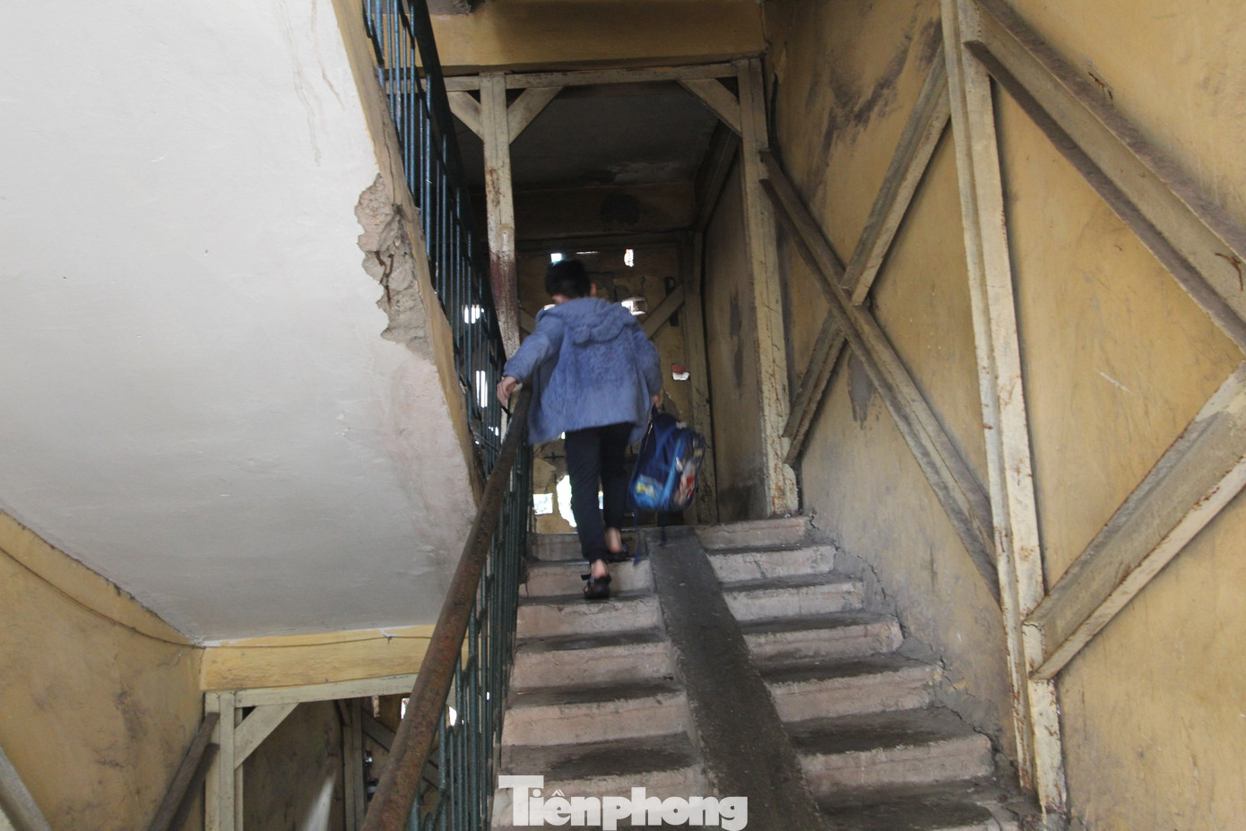 Theo tìm hiểu, chung cư A7 Tân Mai được xây dựng từ năm 1984, theo công nghệ lắp ghép với quy mô 5 tầng gồm 50 căn hộ nhưng chỉ có duy nhất một cầu thang.