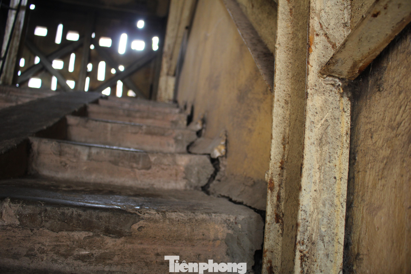 Qua nhiều năm sử dụng, tòa nhà dần xuất hiện nhiều hạng mục xuống cấp nghiêm trọng, đặc biệt là vết nứt lớn khiến toàn bộ cầu thang bộ từ tầng 1 đến tầng 5 và chiếu nghỉ tách hoàn toàn khỏi khối nhà.