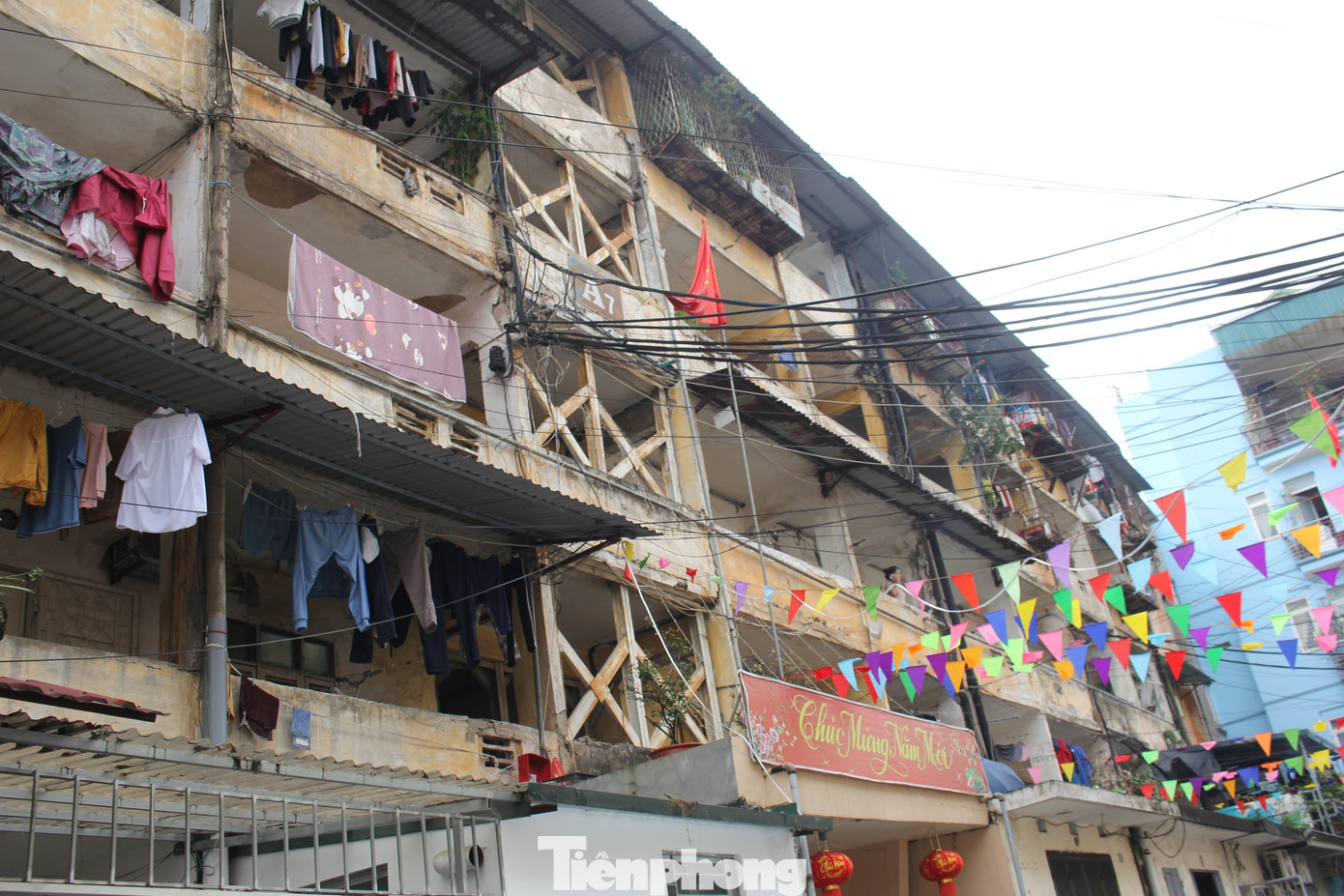 Theo thống kê, hiện TP Hà Nội có khoảng 1.579 chung cư cũ với qui mô từ 2 đến 5 tầng, chủ yếu ở ở các quận Ba Đình, Đống Đa, Hai Bà Trưng, Hoàn Kiếm (là khu vực hạn chế phát triển theo quy hoạch chung đã được được phê duyệt) và một số khu tại Hoàng Mai, Thanh Xuân... đa số đã được chuyển đổi từ hình thức sở hữu nhà nước sang sở hữu tư nhân theo Nghị định 61/CP.