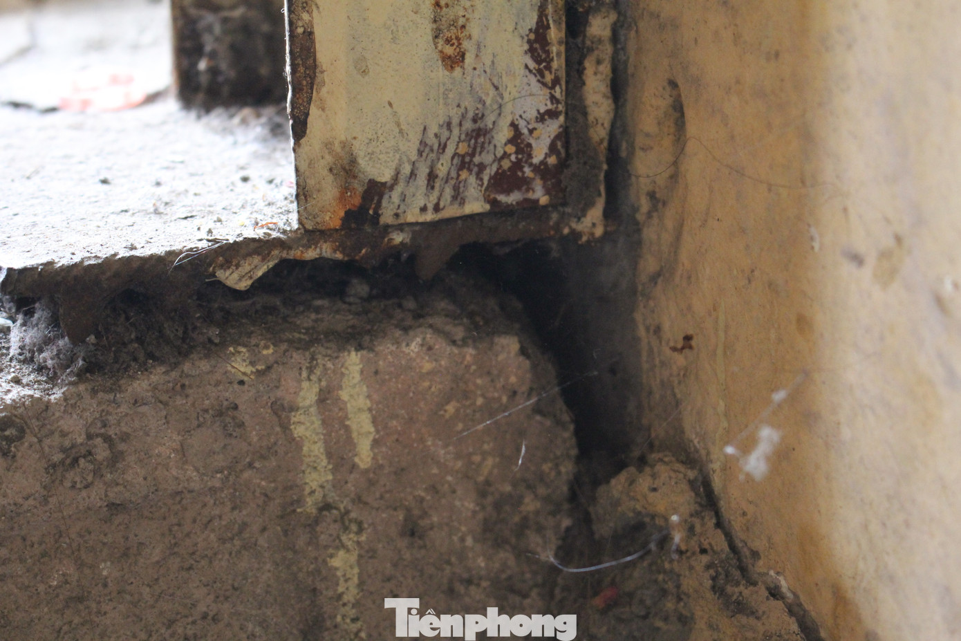 Do đó, mỗi khi mùa mưa bão đến, cư dân sinh sống tại các tòa chung cư và tập thể xuống cấp đều luôn trong trạng thái nơm nớp lo sợ nhà sập.