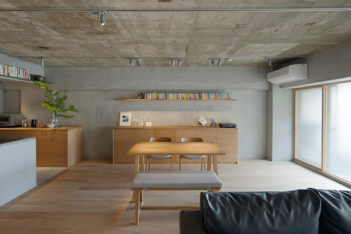 Trần nhà ở khu vực phòng khách và bếp được để thô, vừa giúp tạo điểm nhấn cho không gian vừa giúp gia chủ tiết kiệm chi phí. Trần nhà ở khu vực phòng khách và bếp được để thô, vừa giúp tạo điểm nhấn cho không gian vừa giúp gia chủ tiết kiệm chi phí.