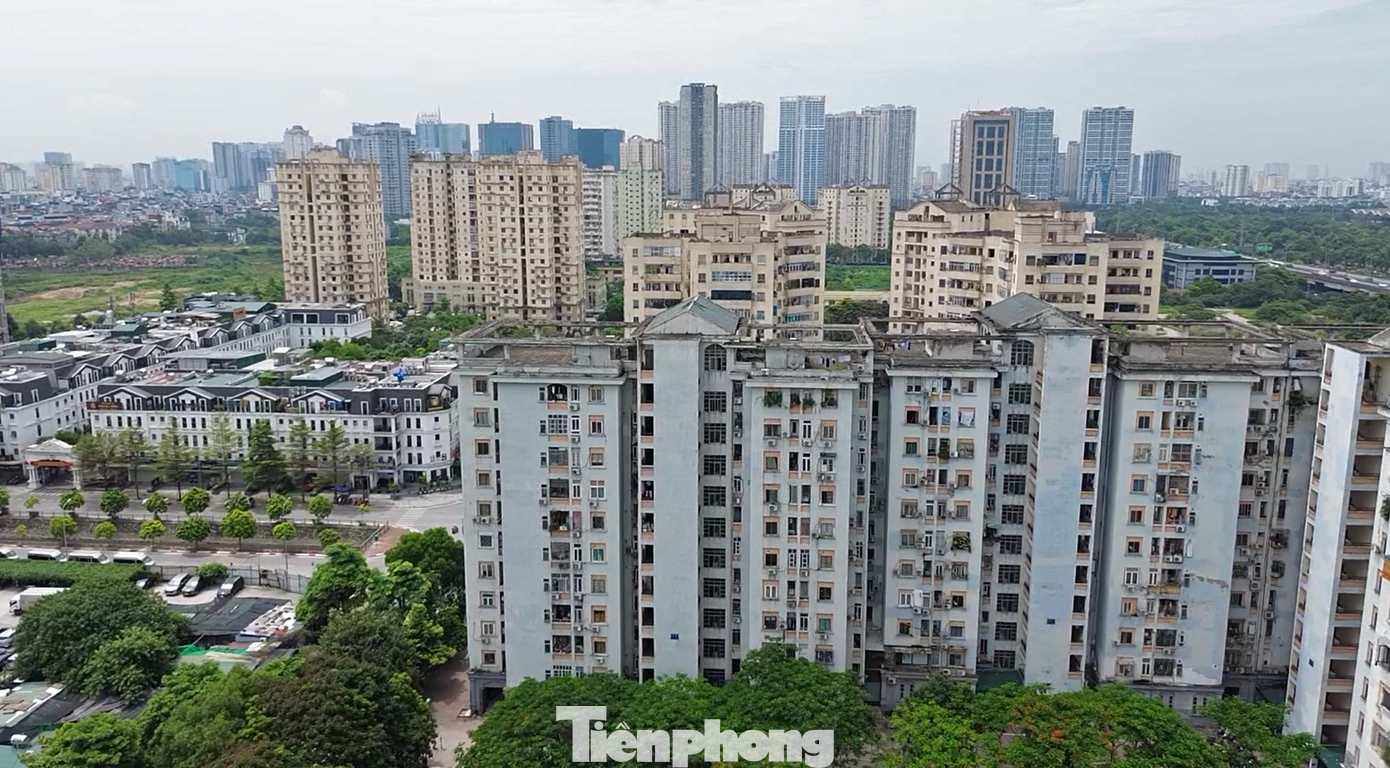 Còn tại Khu tái định cư A6 Nam Trung Yên (phường Trung Hoà, quận Cầu Giấy), mặc dù nhiều năm qua các tòa nhà tại đây liên tục bị phản ánh về tình trạng xuống cấp nhưng giá bán các căn hộ vẫn tăng đáng kể.