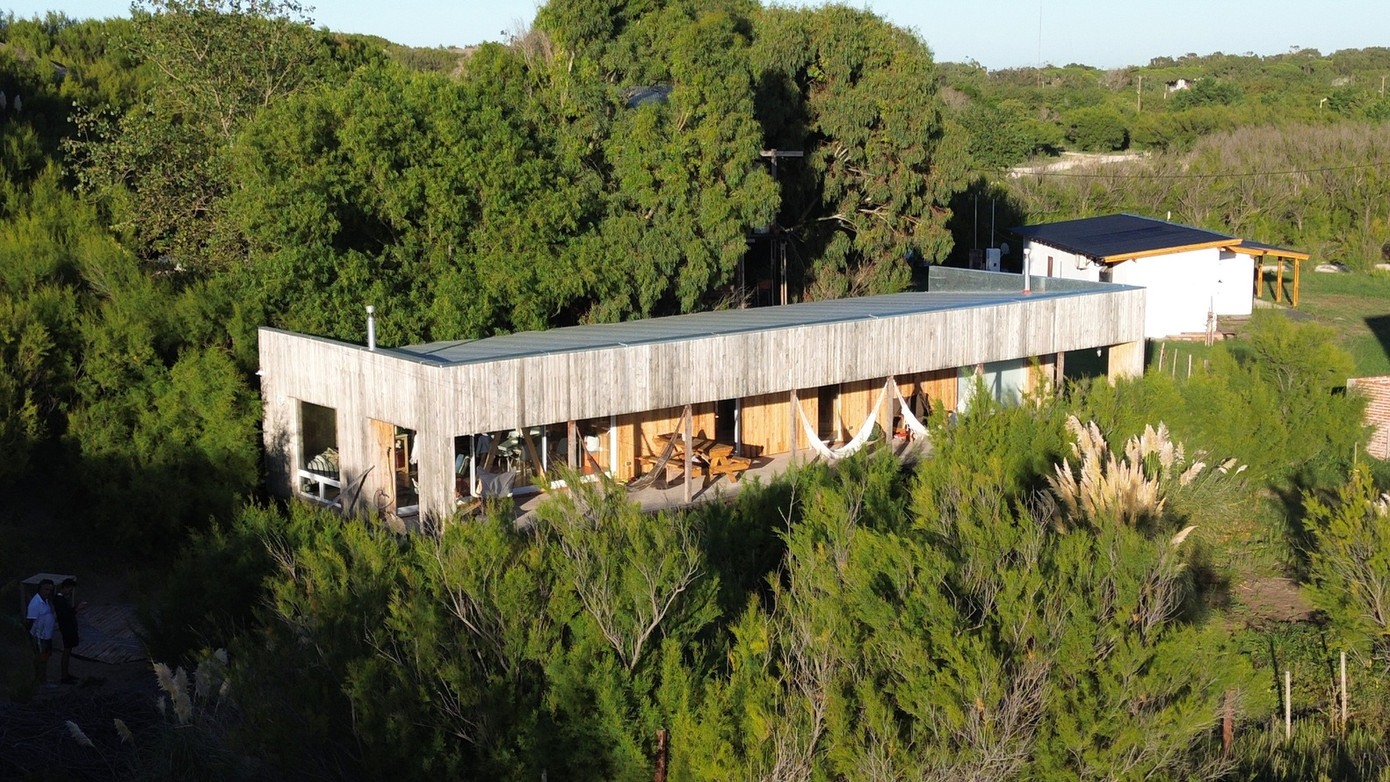 Nền của ngôi nhà được nâng lên cao khỏi mặt cát, nhằm tránh tác động của những cơn bão cát. Nền của ngôi nhà được nâng lên cao khỏi mặt cát, nhằm tránh tác động của những cơn bão cát.