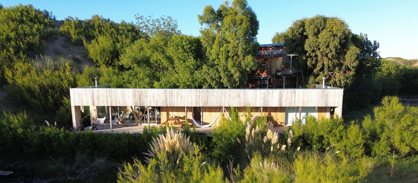 Nhờ cách thiết kế này, ngôi nhà luôn trụ vững trước những cơn gió mạnh và bão lớn. Nhờ cách thiết kế này, ngôi nhà luôn trụ vững trước những cơn gió mạnh và bão lớn.