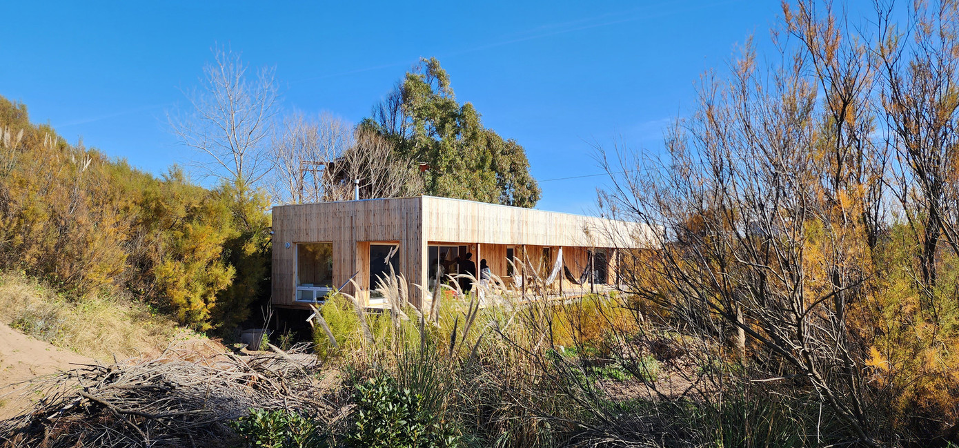 Ngôi nhà này nằm ở một bãi biển thường xuyên chịu tác động của gió và bão, là nơi sinh sống vào mùa hè của một cặp vợ chồng và ba đứa con của họ. Ngôi nhà này nằm ở một bãi biển thường xuyên chịu tác động của gió và bão, là nơi sinh sống vào mùa hè của một cặp vợ chồng và ba đứa con của họ.