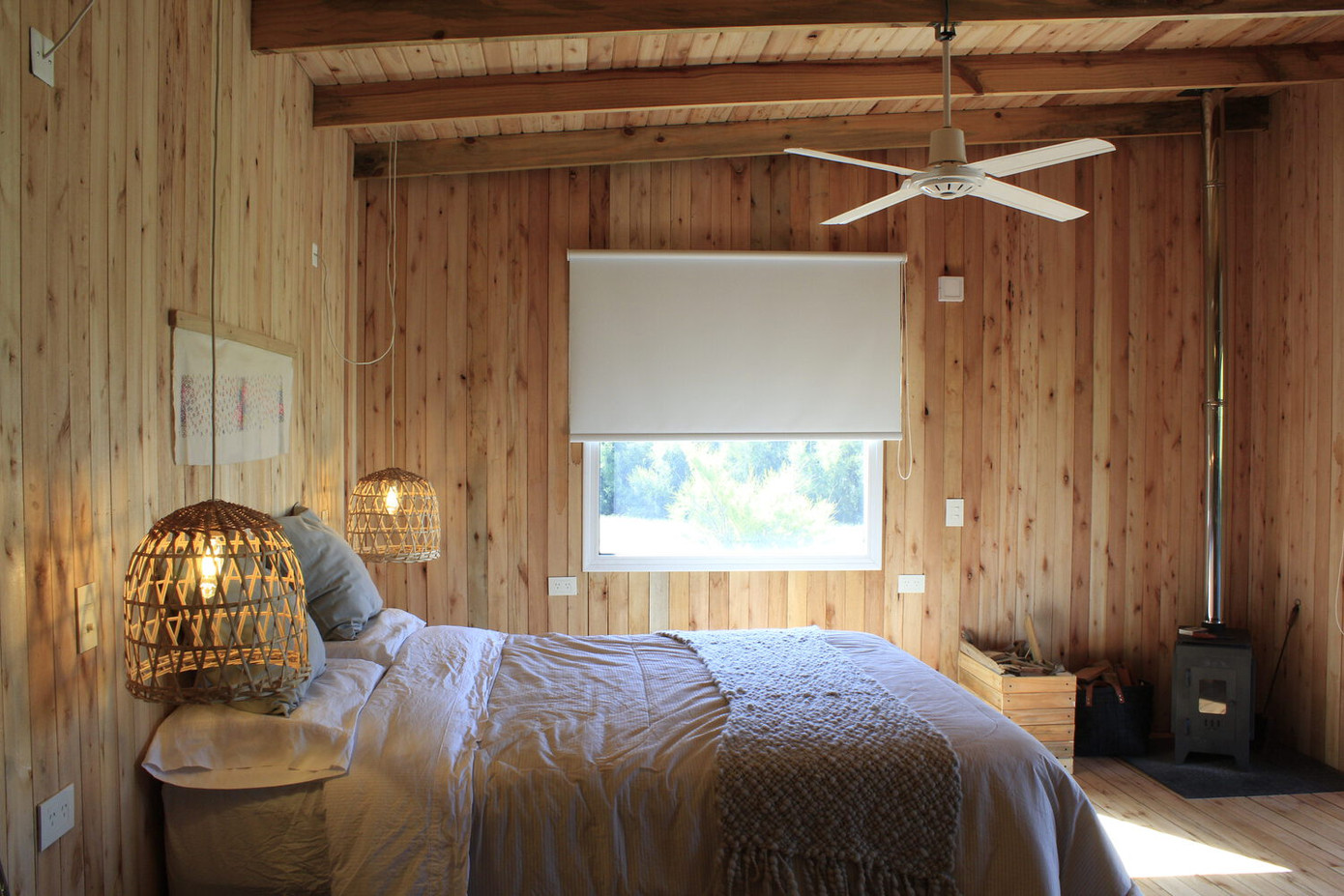 Toàn bộ ngôi nhà (trần nhà và tường) là vật liệu đơn sắc được đánh bóng, để hở mối nối bằng 3 lớp bảo vệ tự nhiên. Toàn bộ ngôi nhà (trần nhà và tường) là vật liệu đơn sắc được đánh bóng, để hở mối nối bằng 3 lớp bảo vệ tự nhiên.