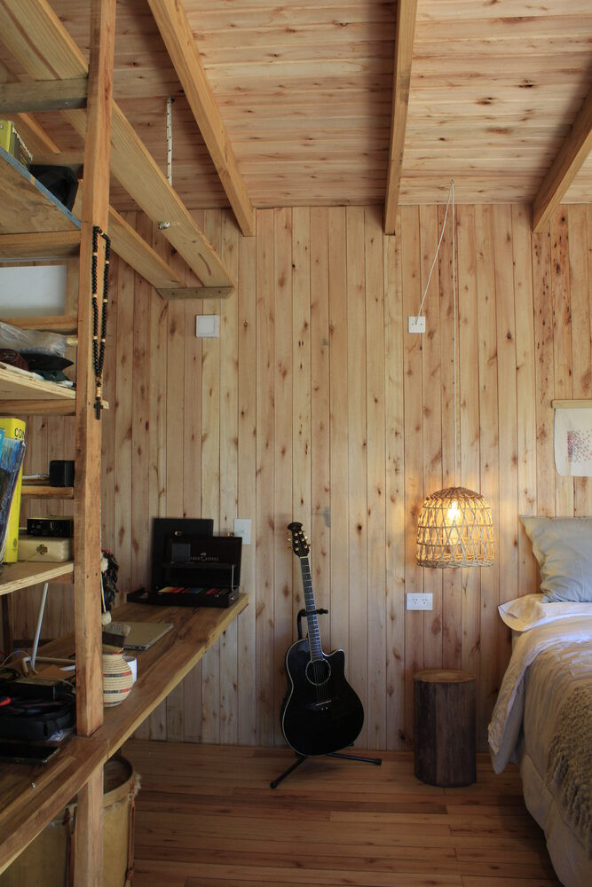 Các bức tường được xây dựng 3 lớp bảo vệ,bên ngoài cùng đặt lớp cách nhiệt và các tấm phenolic để hỗ trợ lớp cách nhiệt không thấm nước, bên trong là gỗ bạch đàn. Các bức tường được xây dựng 3 lớp bảo vệ,bên ngoài cùng đặt lớp cách nhiệt và các tấm phenolic để hỗ trợ lớp cách nhiệt không thấm nước, bên trong là gỗ bạch đàn.