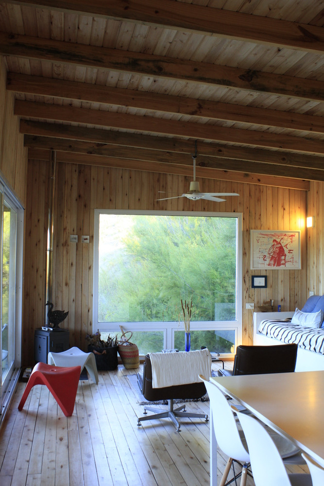 Kiến trúc sư sử dụng gỗ bạch đàn để làm hầu hết nội thất ngôi nhà. Kiến trúc sư sử dụng gỗ bạch đàn để làm hầu hết nội thất ngôi nhà.