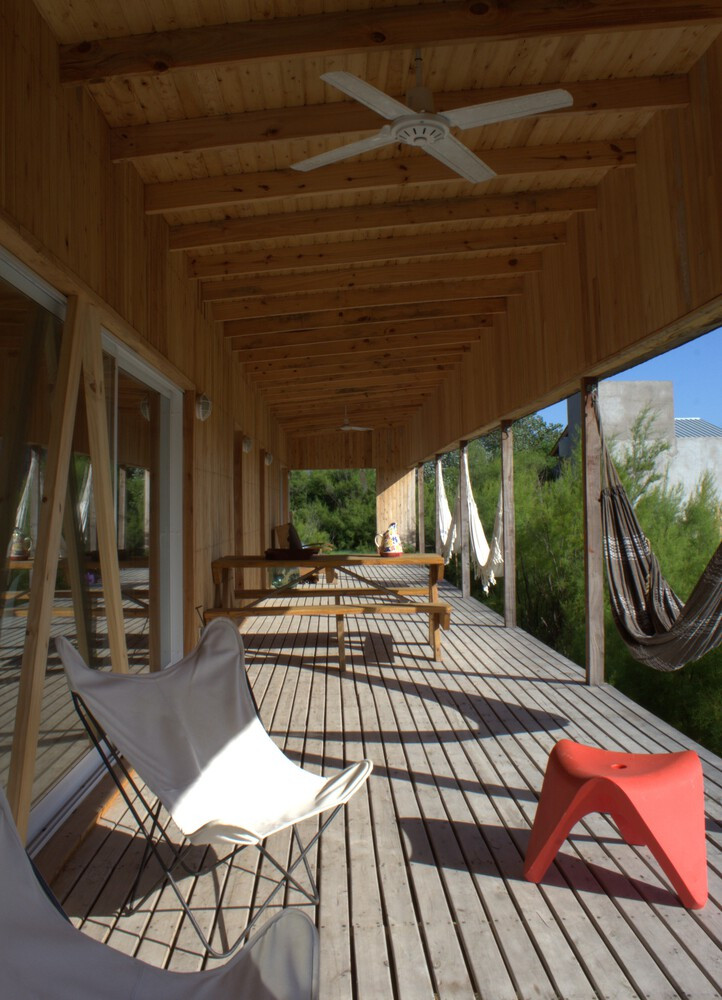 Kiến trúc sư sử dụng gỗ bạch đàn để làm hầu hết nội thất ngôi nhà. Kiến trúc sư sử dụng gỗ bạch đàn để làm hầu hết nội thất ngôi nhà.