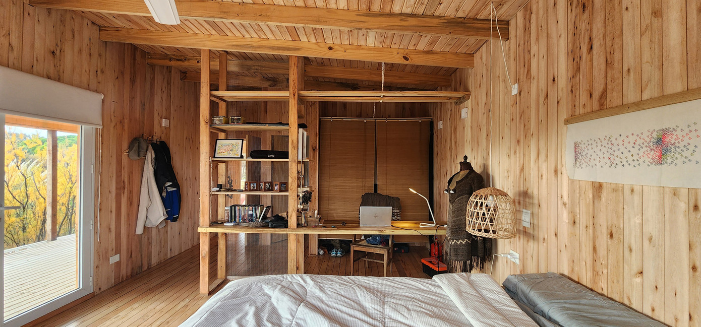 Các cửa là sự kết hợp giữa nhôm trắng với kính, tạo ra hai lớp bảo vệ. Các cửa là sự kết hợp giữa nhôm trắng với kính, tạo ra hai lớp bảo vệ.