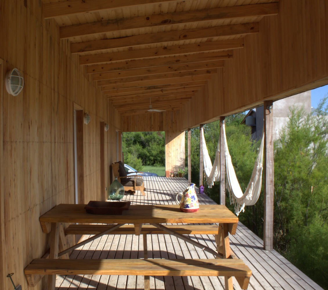 Các bức tường được xây dựng 3 lớp bảo vệ,bên ngoài cùng đặt lớp cách nhiệt và các tấm phenolic để hỗ trợ lớp cách nhiệt không thấm nước, bên trong là gỗ bạch đàn. Các bức tường được xây dựng 3 lớp bảo vệ,bên ngoài cùng đặt lớp cách nhiệt và các tấm phenolic để hỗ trợ lớp cách nhiệt không thấm nước, bên trong là gỗ bạch đàn.