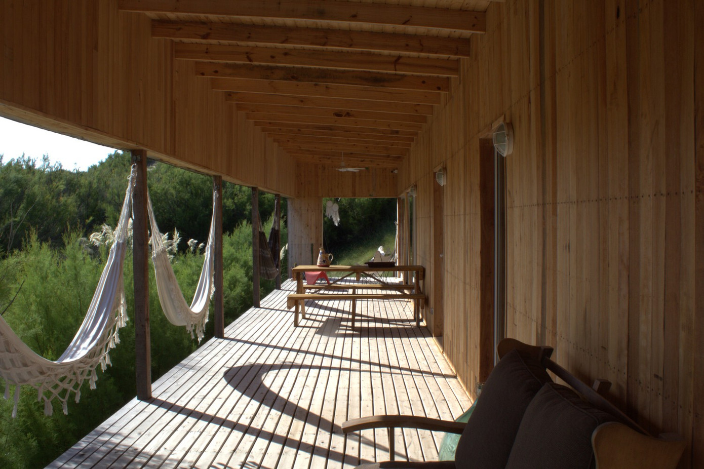 Sàn nhà này được lắp trên một cấu trúc hỗ trợ phenolic 24 mm với đinh 2" x 2", nơi chứa lớp cách nhiệt và chống thấm nước của sàn nhà. Sàn nhà này được lắp trên một cấu trúc hỗ trợ phenolic 24 mm với đinh 2" x 2", nơi chứa lớp cách nhiệt và chống thấm nước của sàn nhà.