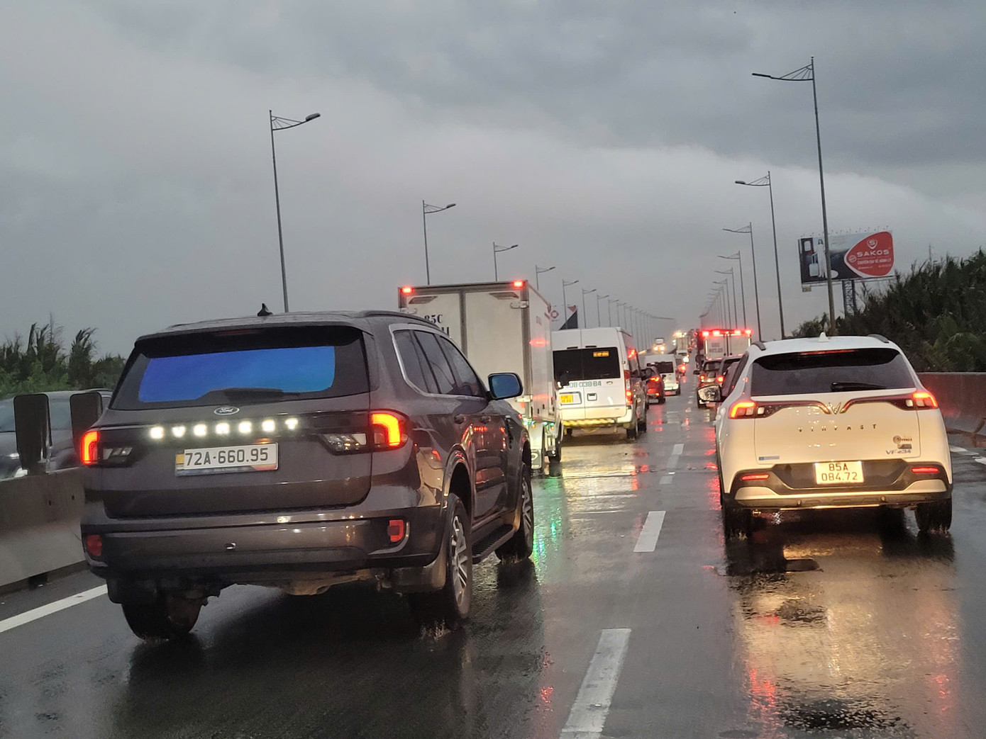 Do một nửa làn đường cao tốc trên cầu Long Thành nối TP HCM và Đồng Nai bị rào chắn để sửa khe co giãn khiến phần đường bị hạn chế, các xe phải di chuyển rất chậm trên cao tốc