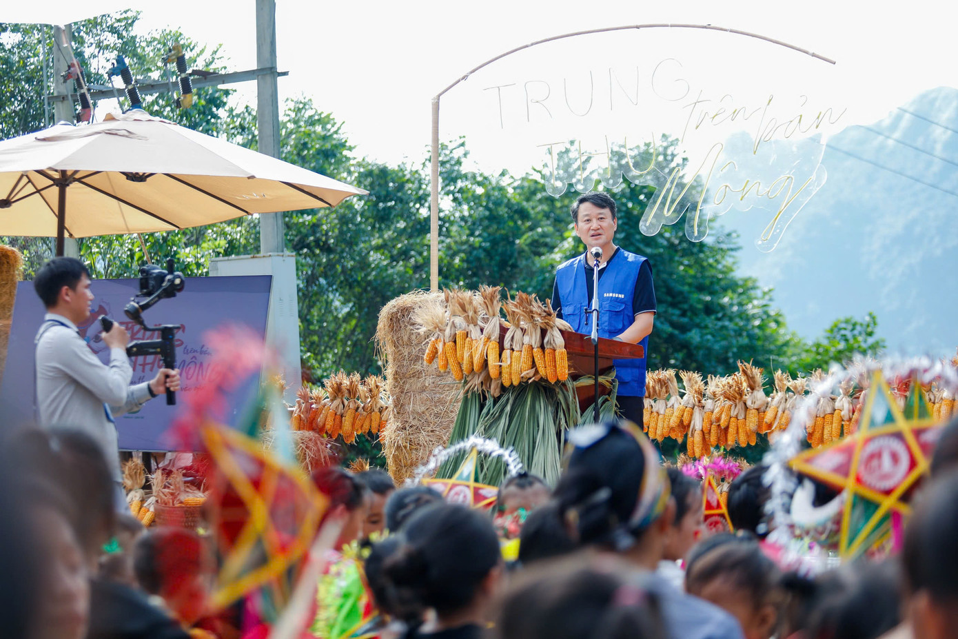 Đoàn thiện nguyện của SEVT đã không ngại vượt qua những chặng đường còn ngổn ngang đất đá, cây cối sau bão để mang đến những nụ cười và niềm hạnh phúc nhân dịp Tết Trung thu cho bản người Mông ở Mỏ Chì, huyện Võ Nhai.