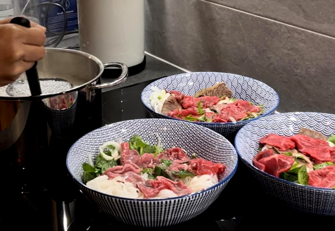 Món phở bò được nàng dâu Việt kỳ công chuẩn bị nguyên liệu và nấu nướng suốt nhiều giờ đồng hồ.