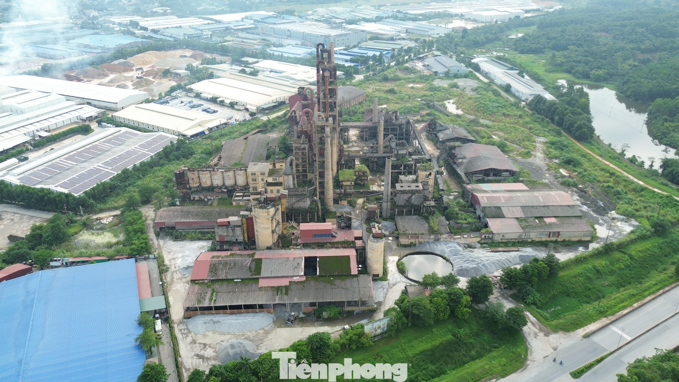 Khu vực phía gần cổng của nhà máy, còn tập kết rất nhiều vật liệu và có xe tải ra vào.