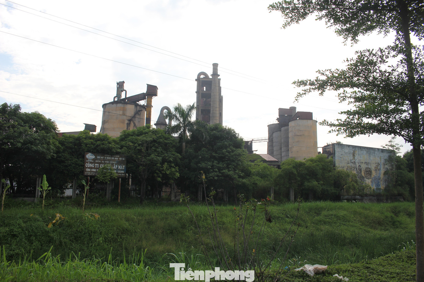 Theo tìm hiểu, nhà máy Xi măng Hữu Nghị được khởi công xây dựng vào tháng 9/2001 và chính thức đi vào hoạt động từ tháng 3/2002, với cơ sở ban đầu là trạm nghiền clinke, để sản xuất xi măng với công suất 100.000 tấn/năm.