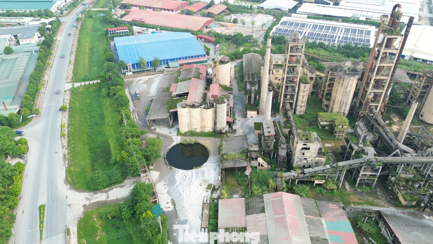 Khung cảnh hoang tàn hiện tại của Nhà máy Xi măng Hữu Nghị khiến nhiều người cảm thấy không khỏi xót xa và lãng phí.
