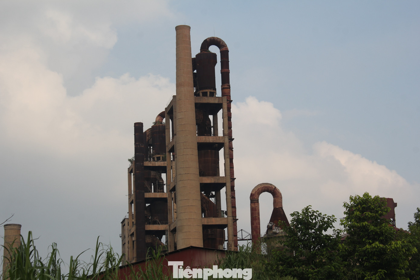 Theo tìm hiểu, nhà máy Xi măng Hữu Nghị được khởi công xây dựng vào tháng 9/2001 và chính thức đi vào hoạt động từ tháng 3/2002, với cơ sở ban đầu là trạm nghiền clinke, để sản xuất xi măng với công suất 100.000 tấn/năm.