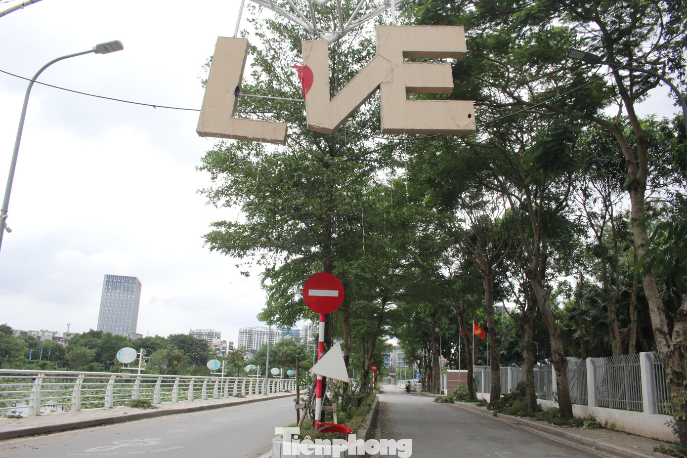 Chữ “Love” từng tạo trend check-in ở thung lũng hoa Hồ Tây nay đã “tan vỡ”. Chữ “Love” từng tạo trend check-in ở thung lũng hoa Hồ Tây nay đã “tan vỡ”.