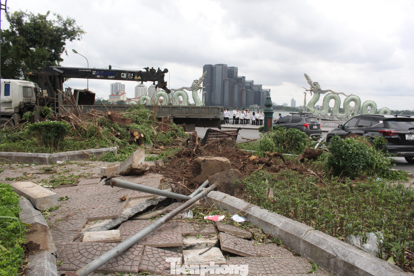 Siêu bão khiến khu vực vườn hoa trước tượng cặp rồng thời Lý ở hồ Tây tan hoang, đèn đường vỡ vụn. Siêu bão khiến khu vực vườn hoa trước tượng cặp rồng thời Lý ở hồ Tây tan hoang, đèn đường vỡ vụn.
