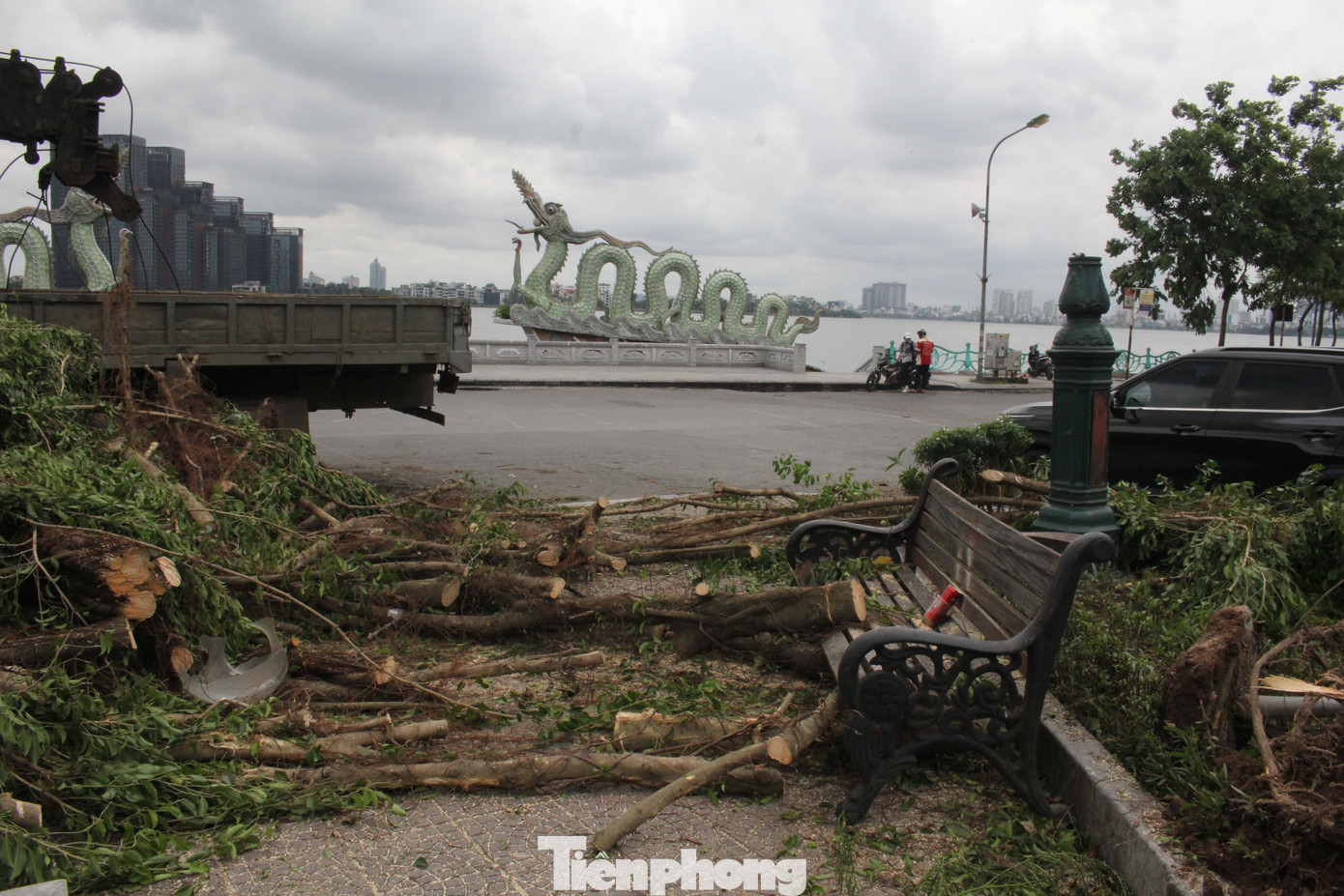 Siêu bão khiến khu vực vườn hoa trước tượng cặp rồng thời Lý ở hồ Tây tan hoang, đèn đường vỡ vụn. Siêu bão khiến khu vực vườn hoa trước tượng cặp rồng thời Lý ở hồ Tây tan hoang, đèn đường vỡ vụn.