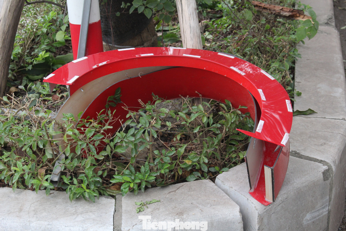 Chữ “Love” từng tạo trend check-in ở thung lũng hoa Hồ Tây nay đã “tan vỡ”. Chữ “Love” từng tạo trend check-in ở thung lũng hoa Hồ Tây nay đã “tan vỡ”.