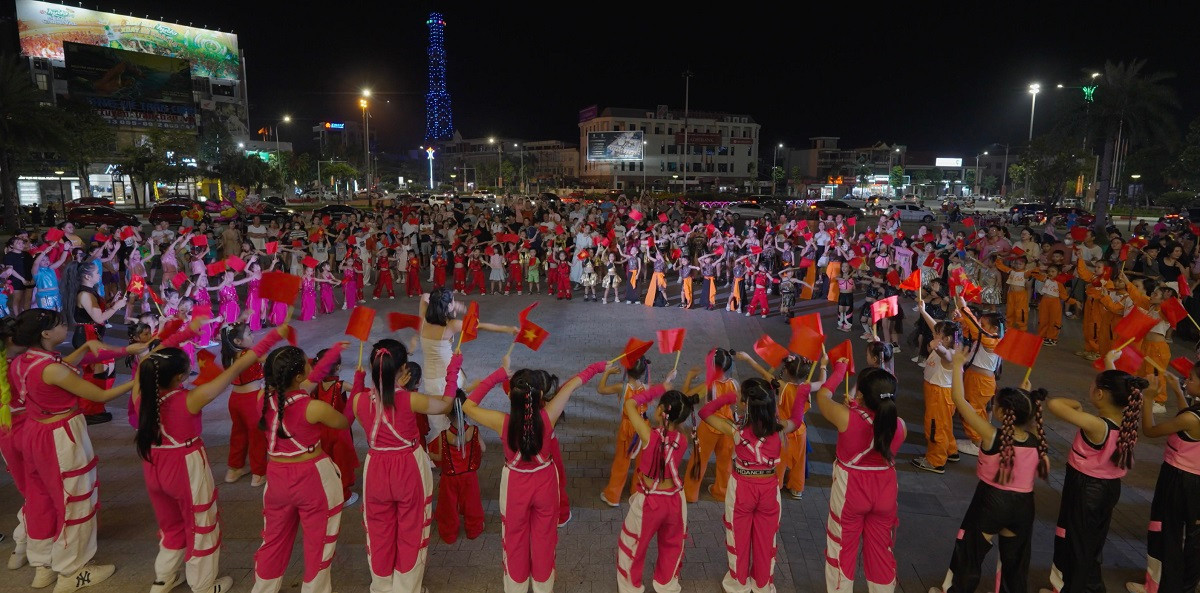 Tiết mục đồng diễn bài hát “Việt Nam Ơi” do các thí sinh dự thi Vincom Little Stars trình diễn tại Vincom Plaza Hà Tĩnh.