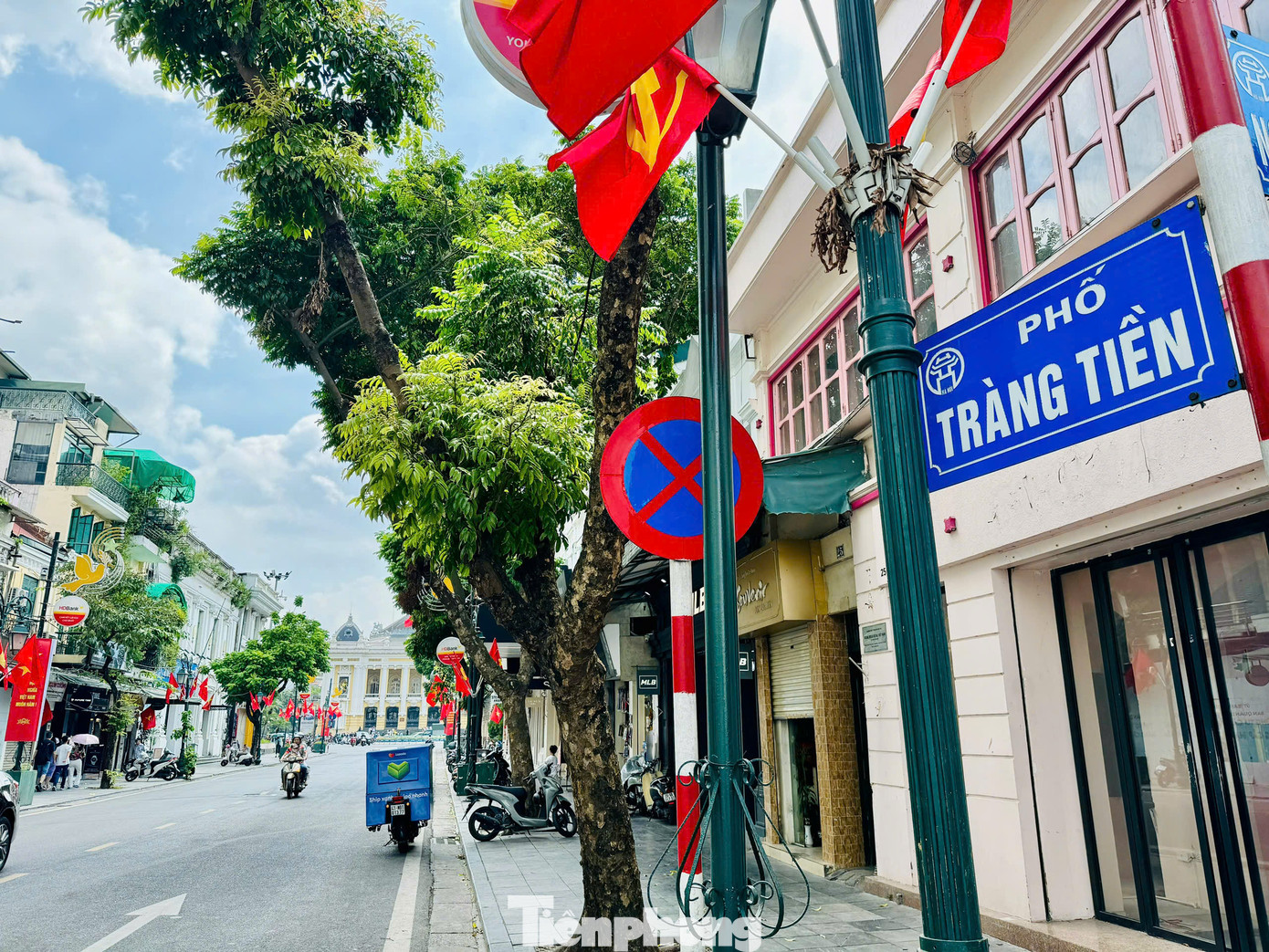 Cuối năm 2023, Cushman &amp; Wakefield - Công ty dịch vụ bất động sản thương mại toàn cầu của Mỹ, đăng tải bảng xếp hạng những tuyến phố có giá thuê mặt bằng bán lẻ đắt đỏ nhất thế giới. Trong đó, phố Tràng Tiền (quận Hoàn Kiếm, Hà Nội) đứng thứ 17 trong danh sách 51 tuyến phố có giá thuê mặt bằng bán lẻ cao nhất, tại khu vực châu Á – Thái Bình Dương.