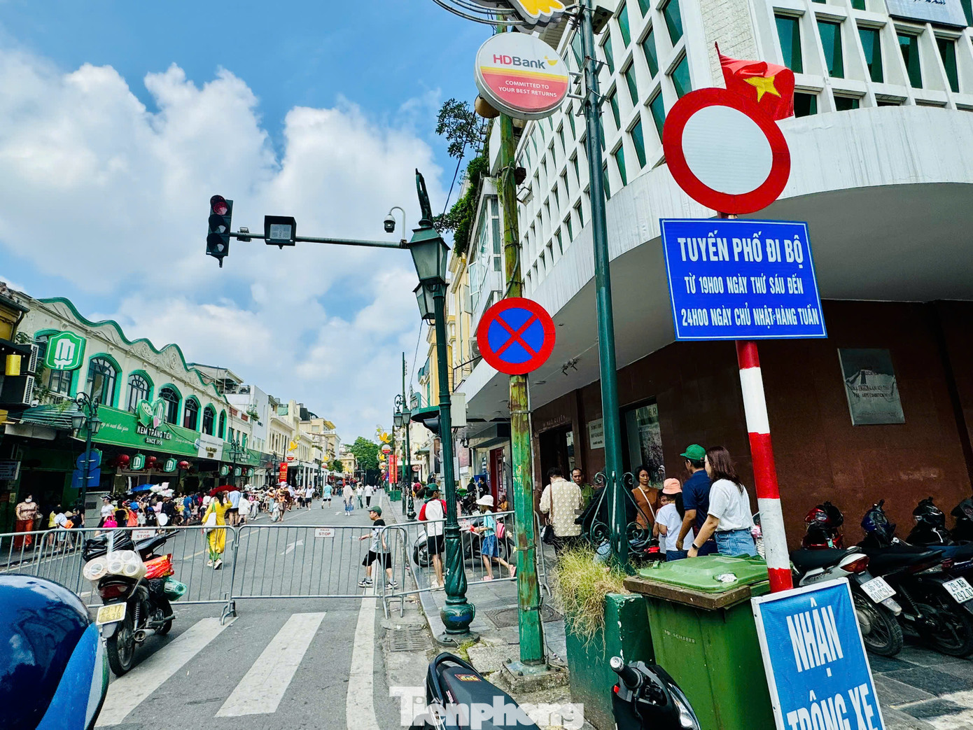 Đặc biệt, cùng với trung tâm thương mại Tràng Tiền Plaza, tuyến phố Tràng Tiền còn là nơi tọa lạc của nhiều thương hiệu thời trang xa xỉ hàng đầu thế giới. Nên là địa điểm thu hút du khách trong nước và quốc tế nhiều nhất Thủ đô.