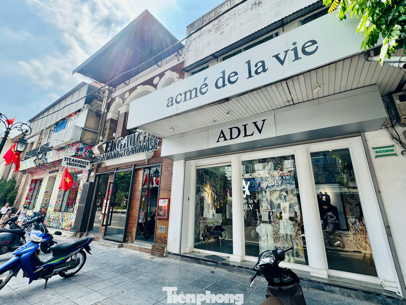 Xung quanh phố là các di sản kiến trúc của Hà Nội được xây dựng từ thời Pháp như: Nhà hát lớn Hà Nội; Rạp Công Nhân; Bảo tàng Louis Finot của Viện Viễn Đông Bác cổ Pháp (Bảo tàng Lịch sử Quốc gia Việt Nam),…