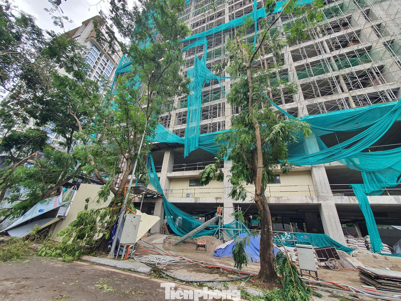 Lưới quây mặt ngoài của dự án bị gió đánh bay tứ tung. Lưới quây mặt ngoài của dự án bị gió đánh bay tứ tung.
