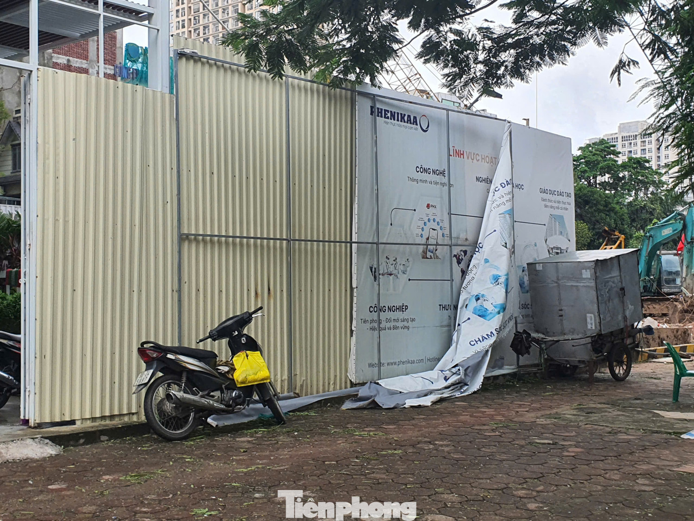 Phần cổng và tôn quây của dự án bị cây to đè lên và đổ sập. Phần cổng và tôn quây của dự án bị cây to đè lên và đổ sập.