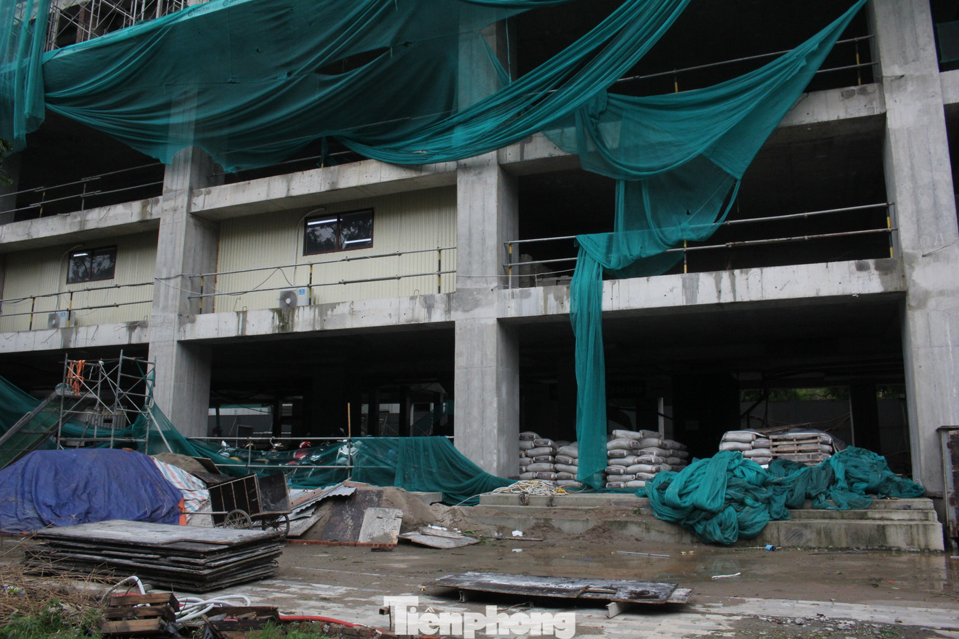 Đối diện cổng số 1 KĐT Ciputra, và cũng nằm trên đường Võ Chí Công là một dự án tổ hợp văn phòng, khách sạn và căn hộ cao cấp cũng bị siêu bão đánh tơi tả. Đối diện cổng số 1 KĐT Ciputra, và cũng nằm trên đường Võ Chí Công là một dự án tổ hợp văn phòng, khách sạn và căn hộ cao cấp cũng bị siêu bão đánh tơi tả.