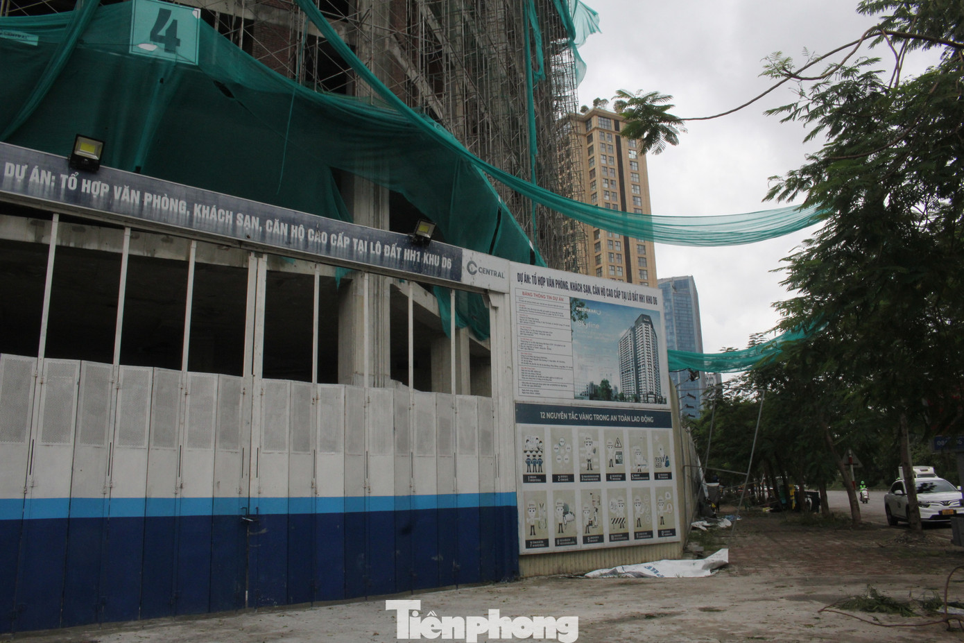 Đối diện cổng số 1 KĐT Ciputra, và cũng nằm trên đường Võ Chí Công là một dự án tổ hợp văn phòng, khách sạn và căn hộ cao cấp cũng bị siêu bão đánh tơi tả. Đối diện cổng số 1 KĐT Ciputra, và cũng nằm trên đường Võ Chí Công là một dự án tổ hợp văn phòng, khách sạn và căn hộ cao cấp cũng bị siêu bão đánh tơi tả.