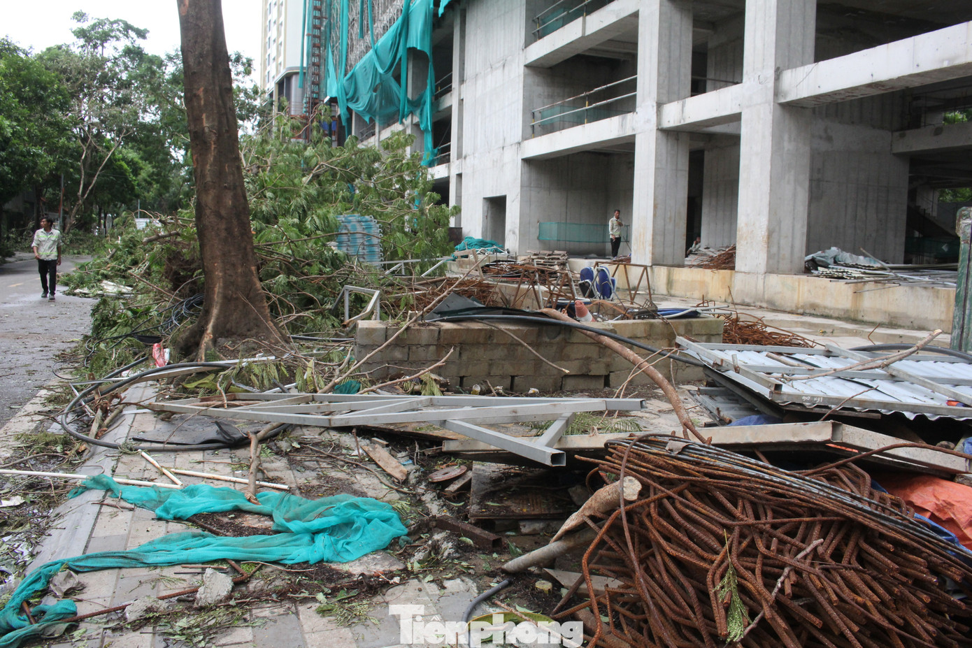 Đối diện cổng số 1 KĐT Ciputra, và cũng nằm trên đường Võ Chí Công là một dự án tổ hợp văn phòng, khách sạn và căn hộ cao cấp cũng bị siêu bão đánh tơi tả. Đối diện cổng số 1 KĐT Ciputra, và cũng nằm trên đường Võ Chí Công là một dự án tổ hợp văn phòng, khách sạn và căn hộ cao cấp cũng bị siêu bão đánh tơi tả.