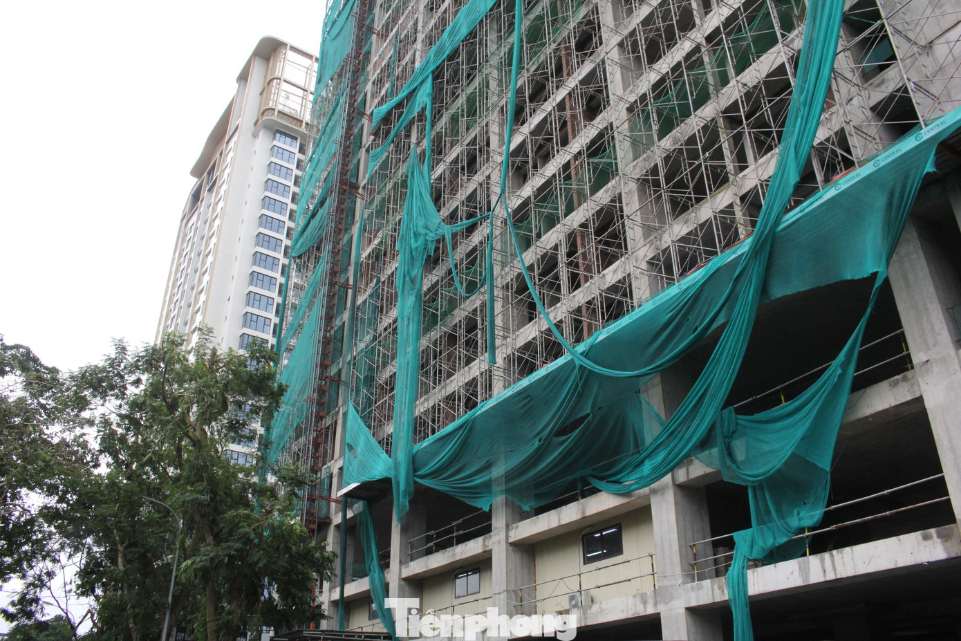 Lưới quây mặt ngoài của dự án bị gió đánh bay tứ tung. Lưới quây mặt ngoài của dự án bị gió đánh bay tứ tung.