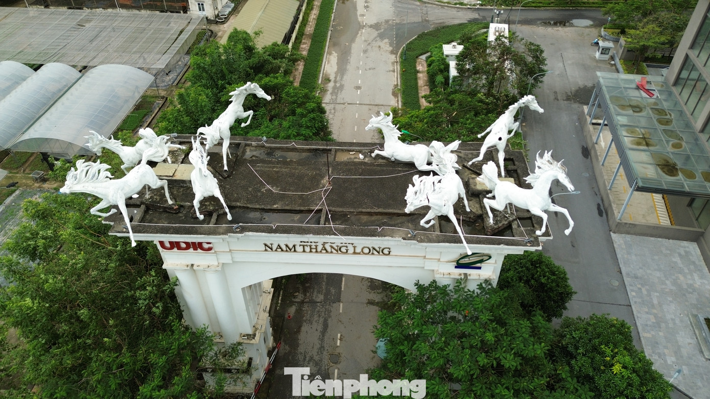 Ghi nhận tại cổng 1 Khu đô thị Nam Thăng Long (KĐT Ciputra) trên đường Võ Chí Công (quận Tây Hồ), tượng bát mã vốn là biểu tượng của KĐT đã bị hư hỏng nghiêm trọng. Ghi nhận tại cổng 1 Khu đô thị Nam Thăng Long (KĐT Ciputra) trên đường Võ Chí Công (quận Tây Hồ), tượng bát mã vốn là biểu tượng của KĐT đã bị hư hỏng nghiêm trọng.