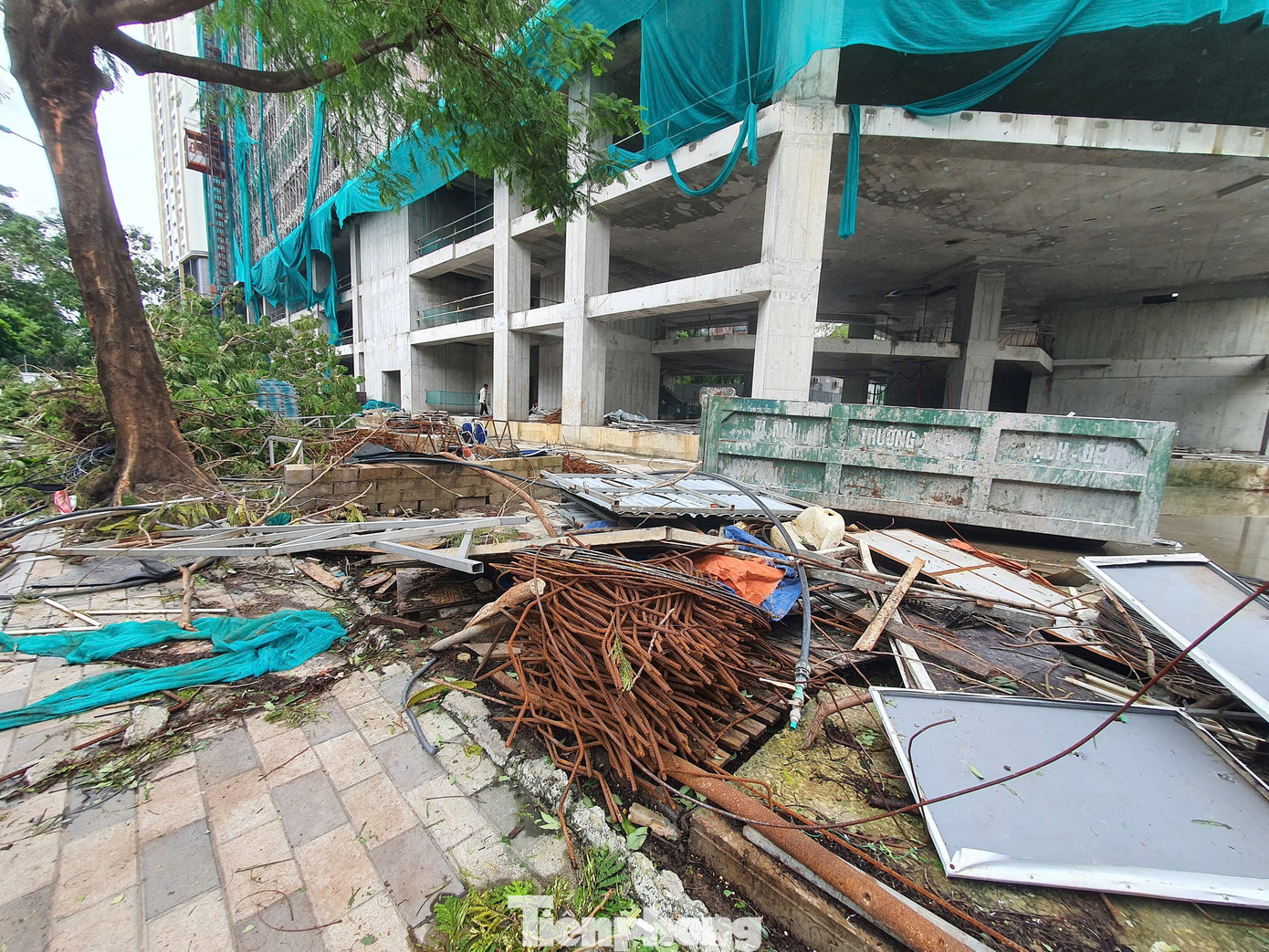 Phần cổng và tôn quây của dự án bị cây to đè lên và đổ sập. Phần cổng và tôn quây của dự án bị cây to đè lên và đổ sập.