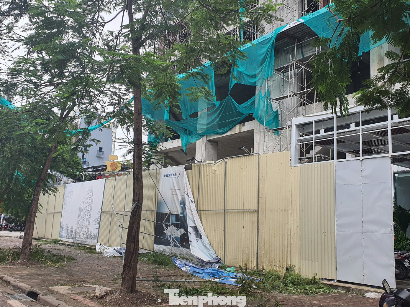 Đối diện cổng số 1 KĐT Ciputra, và cũng nằm trên đường Võ Chí Công là một dự án tổ hợp văn phòng, khách sạn và căn hộ cao cấp cũng bị siêu bão đánh tơi tả. Đối diện cổng số 1 KĐT Ciputra, và cũng nằm trên đường Võ Chí Công là một dự án tổ hợp văn phòng, khách sạn và căn hộ cao cấp cũng bị siêu bão đánh tơi tả.