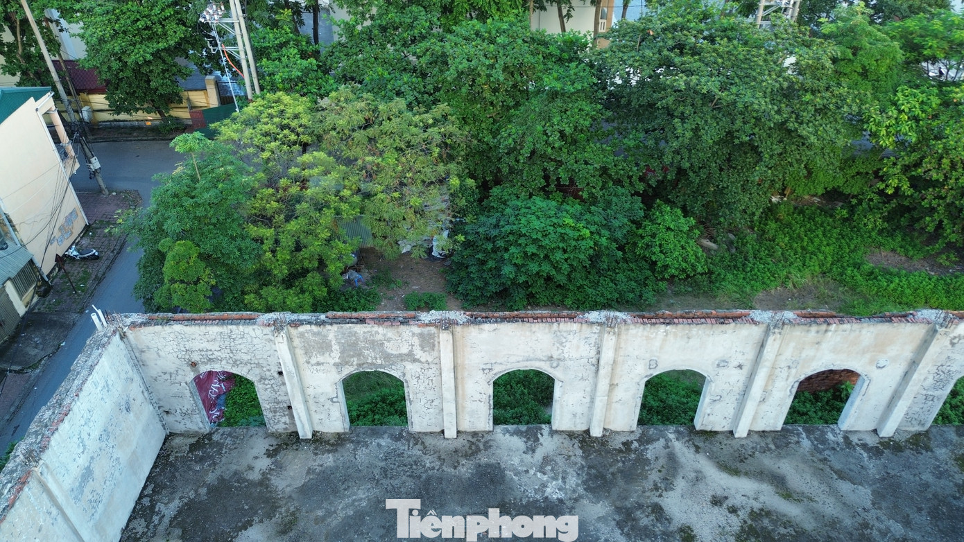 Tuy nhiên, hiện tại đã quá thời hạn chót theo quyết định của UBND tỉnh Phú Thọ đúng gần 1 năm, nhưng Dự án khách sạn Đại Hà vẫn là “xác” công trình bạc phếch vì nắng mưa, không có dấu hiệu nào của việc thi công…gây lãng phí nguồn lực nghiêm trọng.