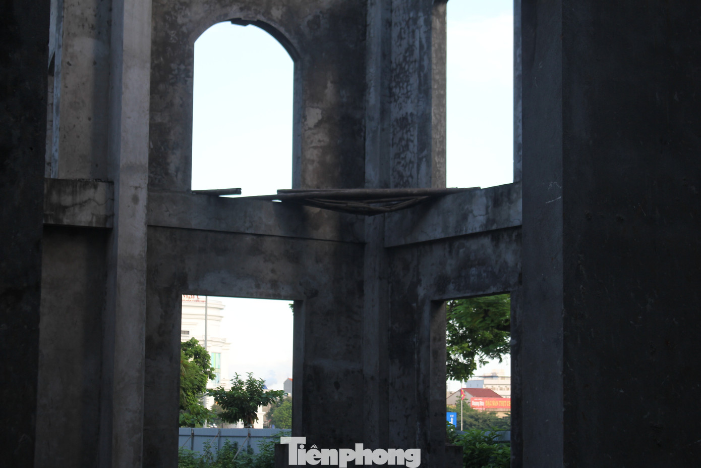 Đồng thời, chủ đầu tư thi công sai giấy phép xây dựng được cấp; điều chỉnh thiết kế xây dựng mà không được thẩm định hoặc phê duyệt lại theo quy định; không mua bảo hiểm công trình; Tự thực hiện thi công khi không đủ năng lực...