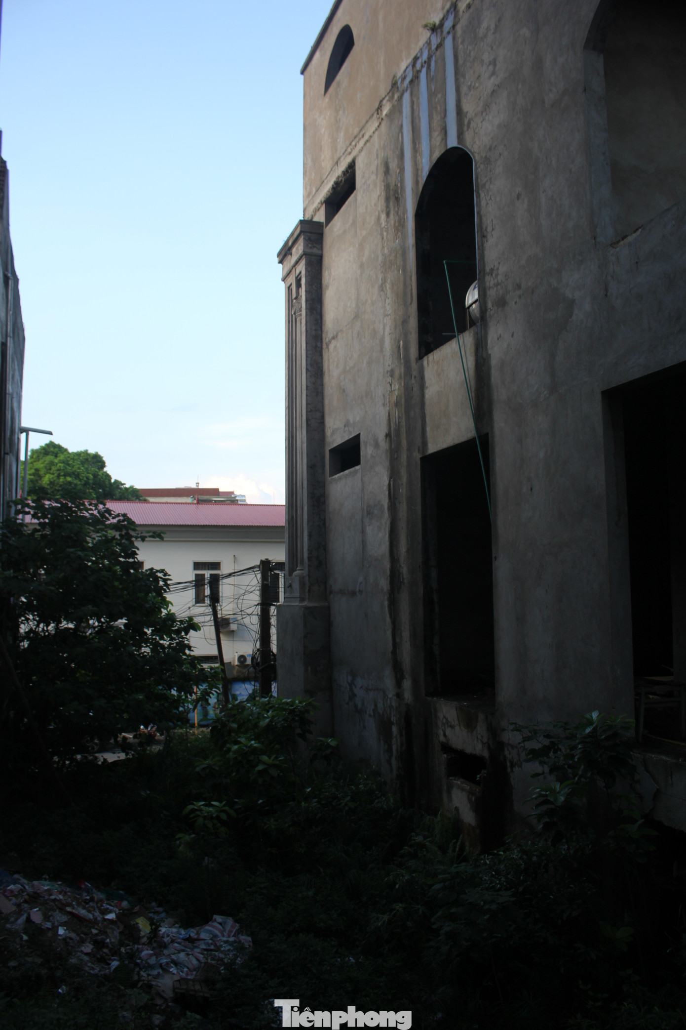 Khuôn viên dự án từ lâu đã bị cây dại che kín, trở thành nơi thả gà và xả rác của người dân xung quanh.