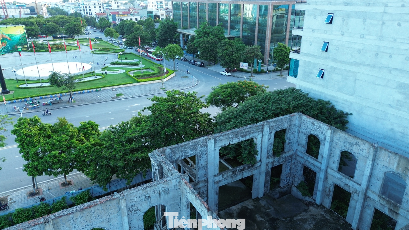 Những năm qua, TP Việt Trì (Phú Thọ) có nhiều dự án trọng điểm được cấp phép xây dựng nhằm mục đích thay đổi bộ mặt đô thị. Tuy nhiên, mặc dù có vị trí đắc địa nhưng không ít dự án vẫn chậm triển khai, hoặc xây dựng dang dở, gây lãng phí nghiêm trọng. Trong đó phải kể đến Dự án Khách sạn Đại Hà gần Công viên Văn Lang, ngay quảng trường Hùng Vương.