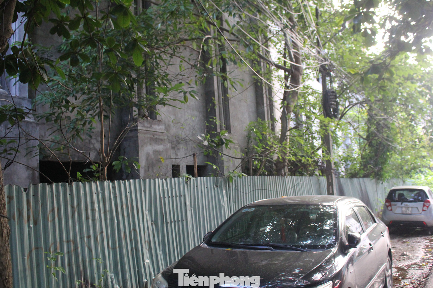 Phần tầng hầm ẩm thấp, tối tăm và quanh năm ngập nước khiến nhiều người lo sợ mỗi khi đi qua.