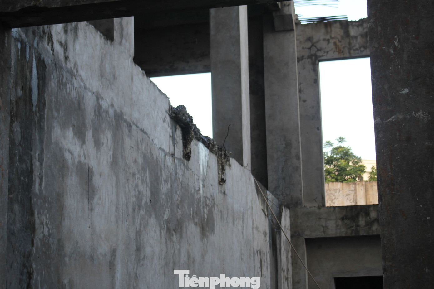 Đồng thời, chủ đầu tư thi công sai giấy phép xây dựng được cấp; điều chỉnh thiết kế xây dựng mà không được thẩm định hoặc phê duyệt lại theo quy định; không mua bảo hiểm công trình; Tự thực hiện thi công khi không đủ năng lực...