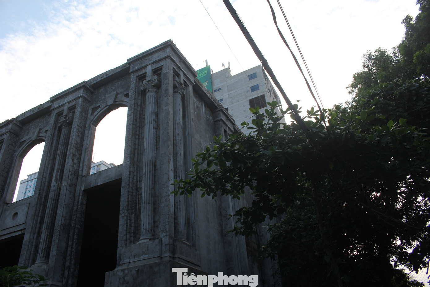 Tuy nhiên, ghi nhận thực tế thời điểm hiện tại, sau hơn 13 năm khởi công, đến hiện tại Dự án Khách sạn Đại Hà mới làm xong phần thô của 1 tầng hầm và 3 tầng nổi.Nhưng do nhiều năm bị bỏ hoang, những phần công trình đã xây dựng bị bám đầy rêu mốc.